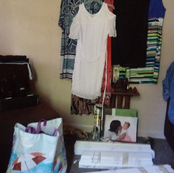 LADIES DRESSES AND SHOES MEN'S SHIRTS AND SHORTS - Picture 3 of 8